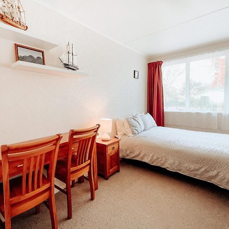 Alpine House Tongariro - Turangi Holiday Home エクステリア 写真