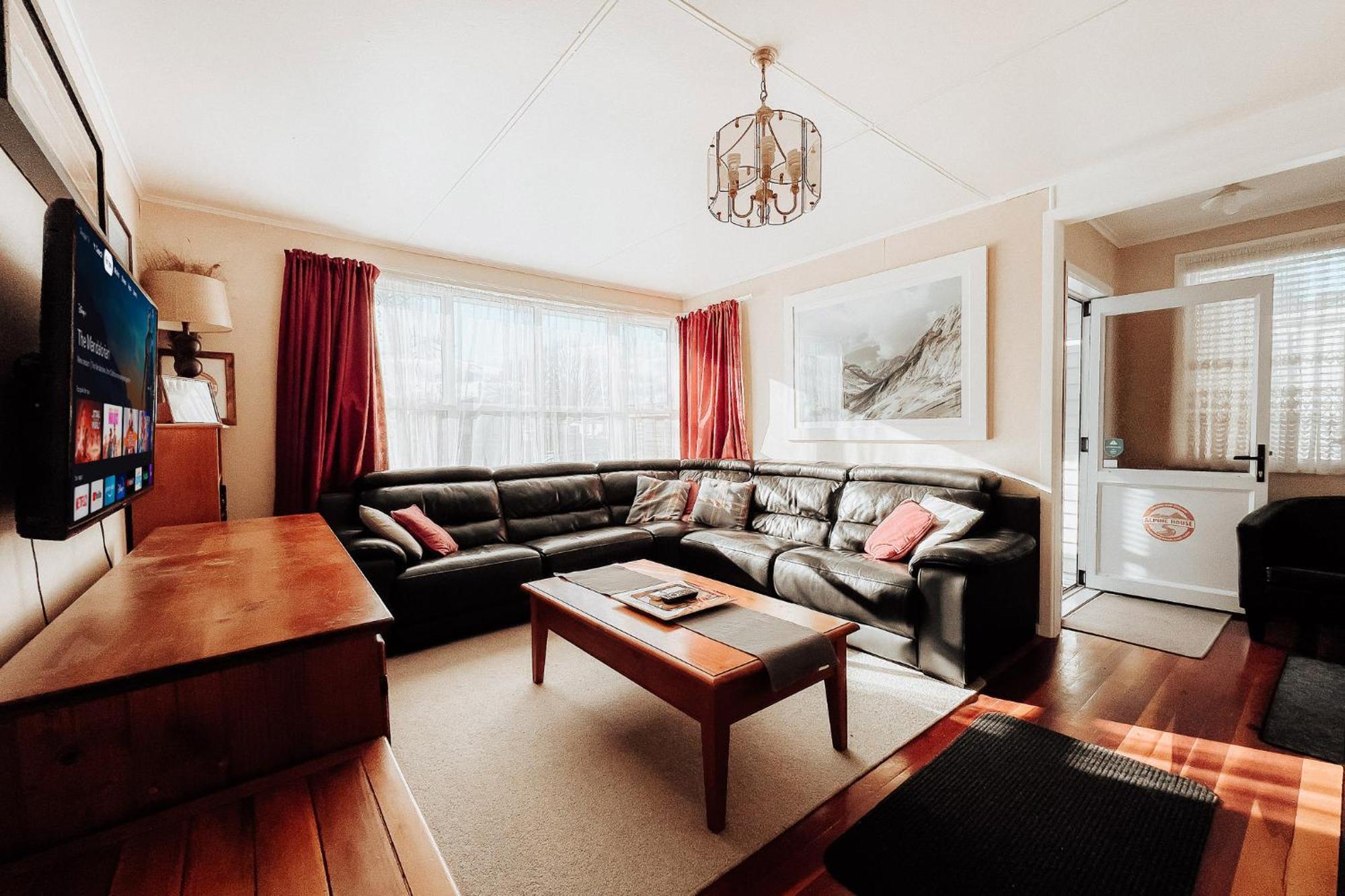 Alpine House Tongariro - Turangi Holiday Home エクステリア 写真