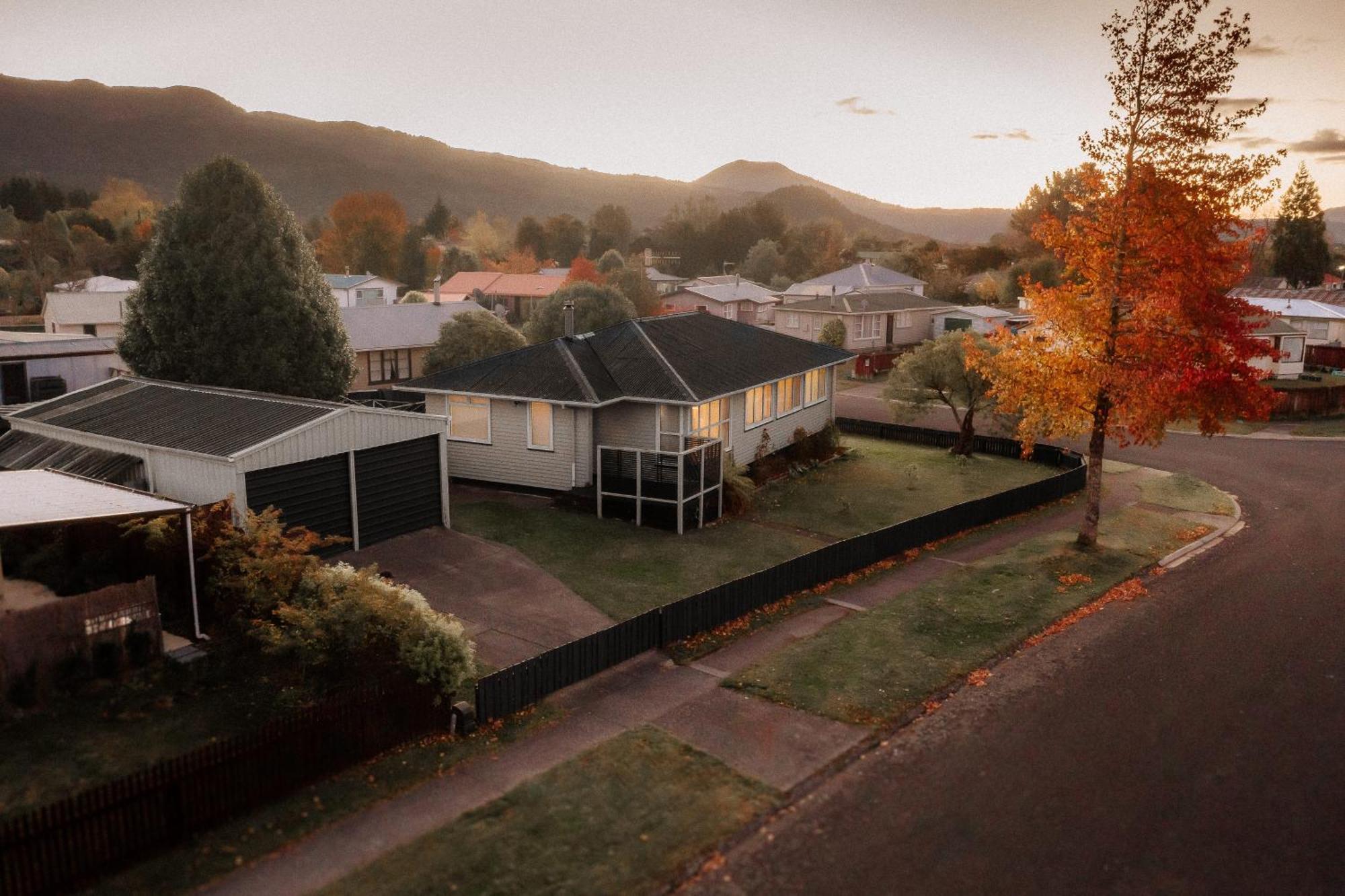 Alpine House Tongariro - Turangi Holiday Home エクステリア 写真